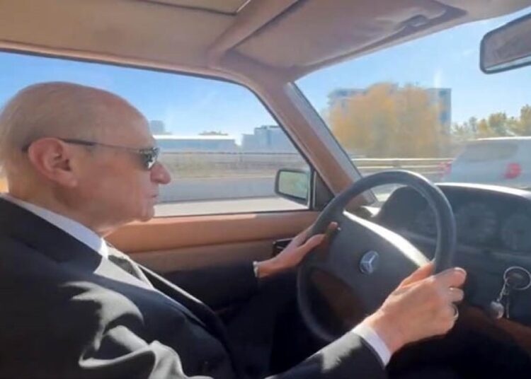 Bahçeli, direksiyon başında: Atatürk'ü en sevdiği şarkı ile andı 1 Bahçeli, direksiyon başında: Atatürk’ü en sevdiği şarkı ile andı