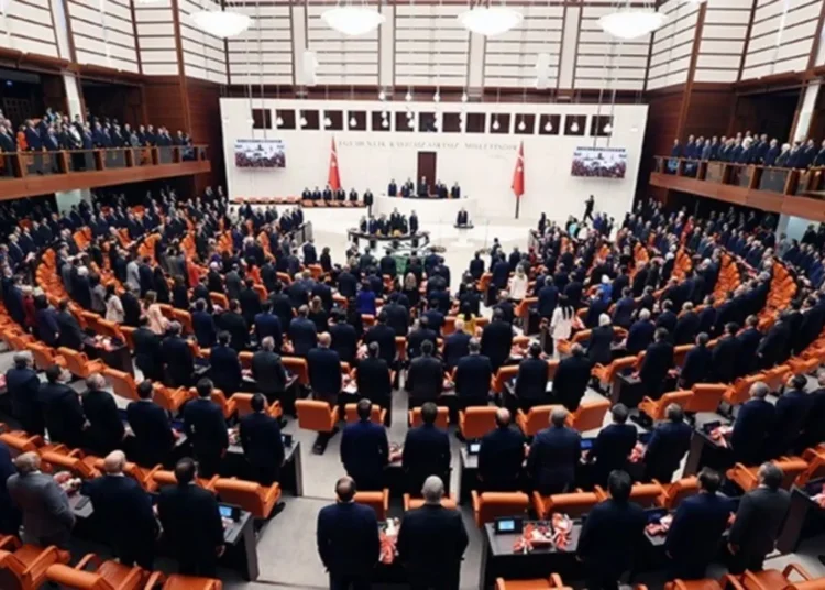 Vekillerin harçlığı yüzde 153 artırıldı! Darısı asgari ücretli ve emeklinin başına 1 Vekillerin harçlığı yüzde 153 artırıldı! Darısı asgari ücretli ve emeklinin başına