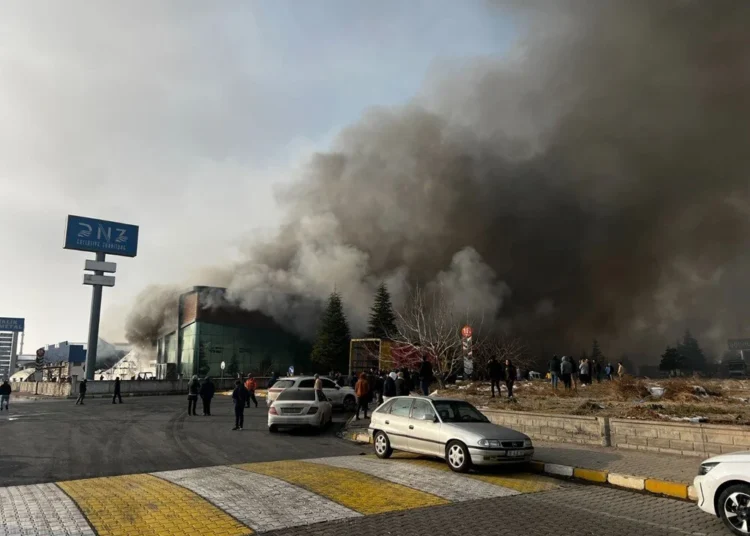 Kayseri'de mobilya fabrikası yandı: 3 kişi hayatını kaybetti 1 Kayseri’de mobilya fabrikası yandı: 3 kişi hayatını kaybetti