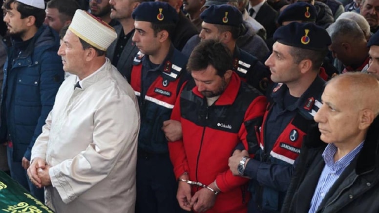 Babayı canlı yayındaki cenazede gören bakan, kelepçeyi çıkarttırmış
