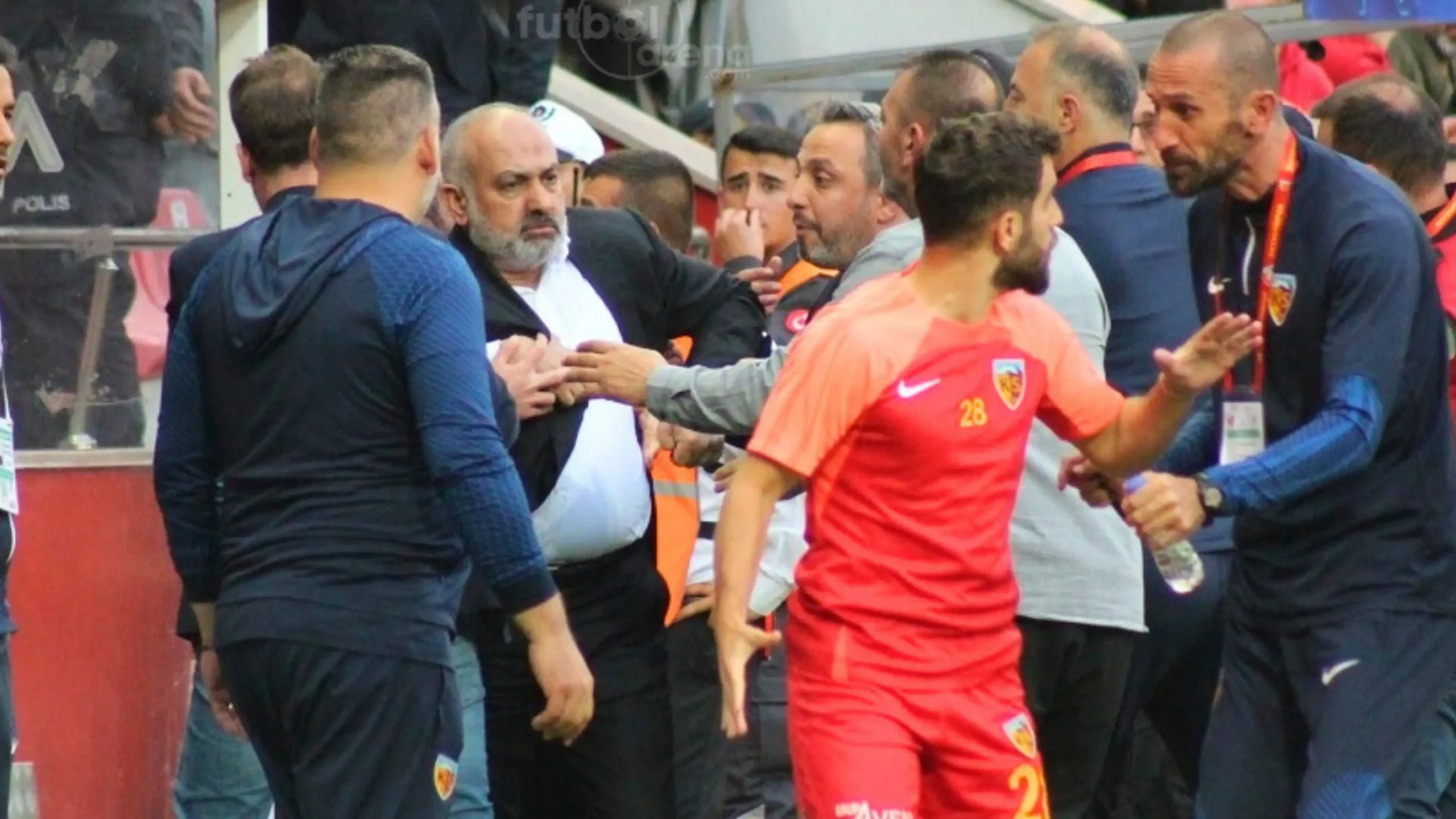 Kayserispor Başkanı ‘istifa’ sloganları ile çılgına döndü: 4 tane soysuz!