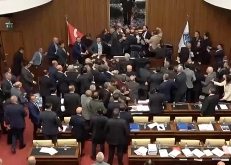 Üyeler vekillerini aratmadı! Ankara Büyükşehir Belediye Meclisi'nde söz bitti yumruklar konuştu 1 Üyeler vekillerini aratmadı! Ankara Büyükşehir Belediye Meclisi’nde söz bitti yumruklar konuştu