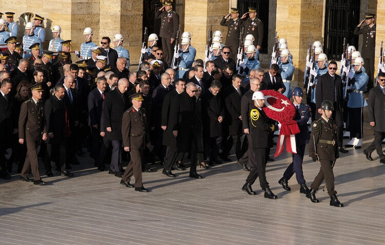 Erdoğan ve beraberindeki devlet erkanı, Atatürk'ün huzuruna çıktı 1 Erdoğan ve beraberindeki devlet erkanı, Atatürk’ün huzuruna çıktı