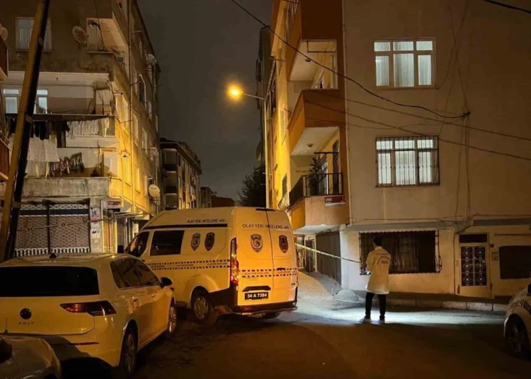 Maskeli şahıslar Bağcılar’da yol kapatıp, polise saldırdı 1 Maskeli şahıslar Bağcılar’da yol kapatıp, polise saldırdı