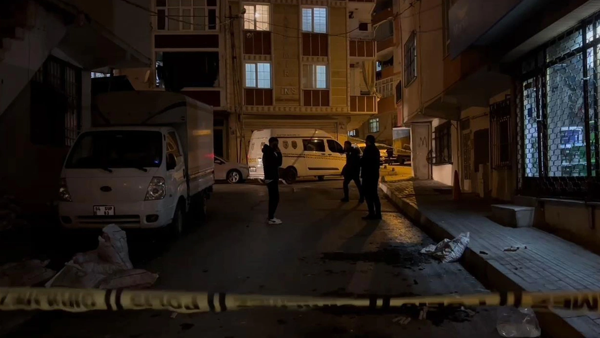 Maskeli şahıslar Bağcılar’da yol kapatıp, polise saldırdı 3 Maskeli şahıslar Bağcılar’da yol kapatıp, polise saldırdı