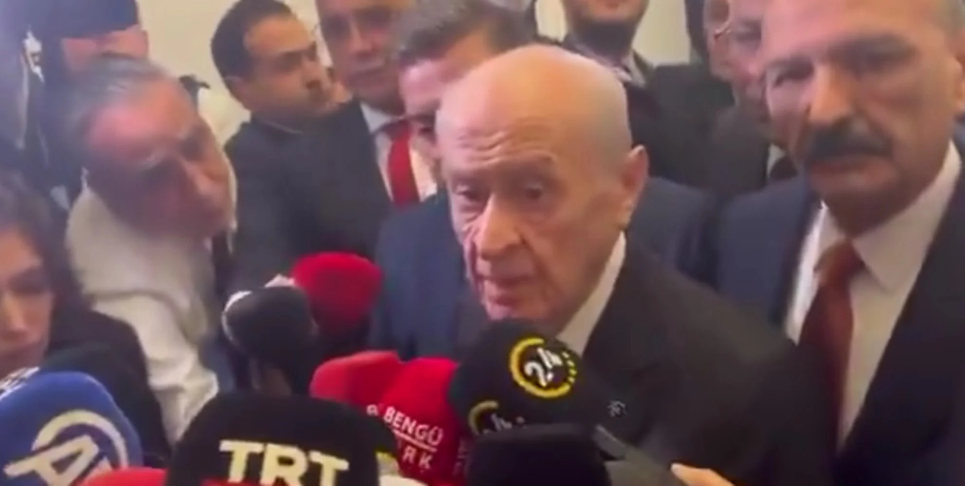 Bahçeli'nin gazeteci azarlamasına tepki 2 Bahçeli'nin gazeteci azarlamasına tepki
