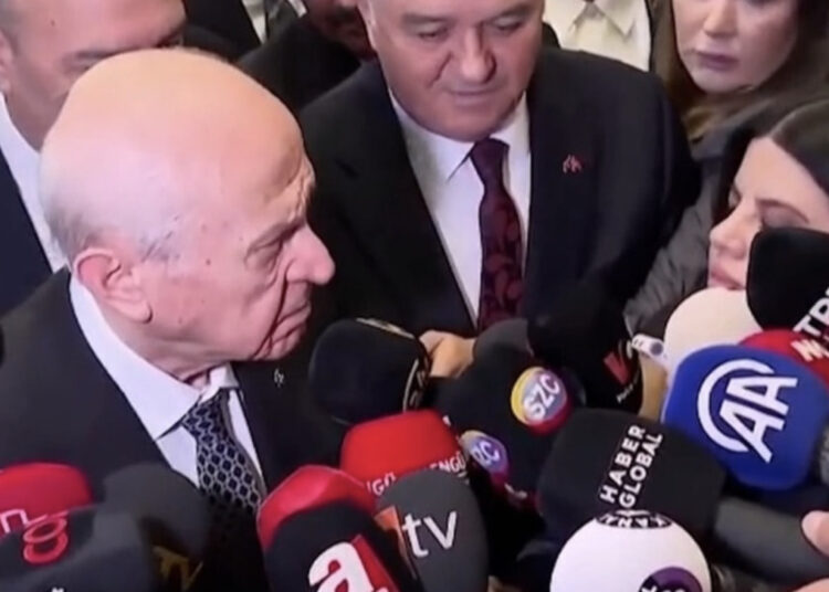 Bahçeli'nin gazeteci azarlamasına tepki 1 Bahçeli’nin gazeteci azarlamasına tepki