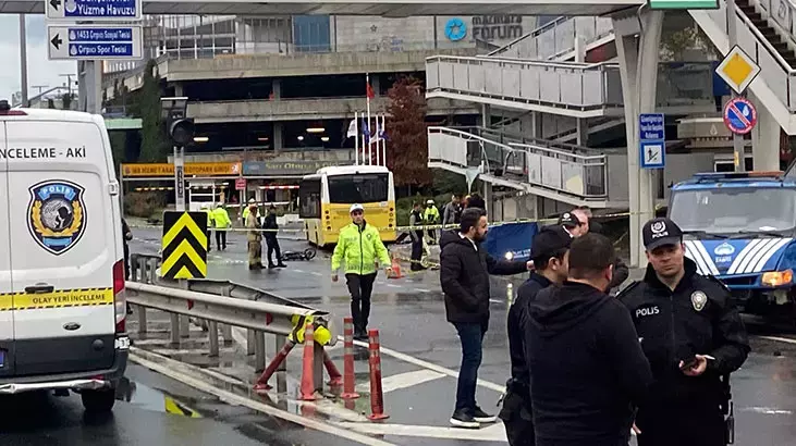 Kazaya müdahale eden trafik ekibine İETT otobüsü çarptı: 1 polis hayatını kaybetti