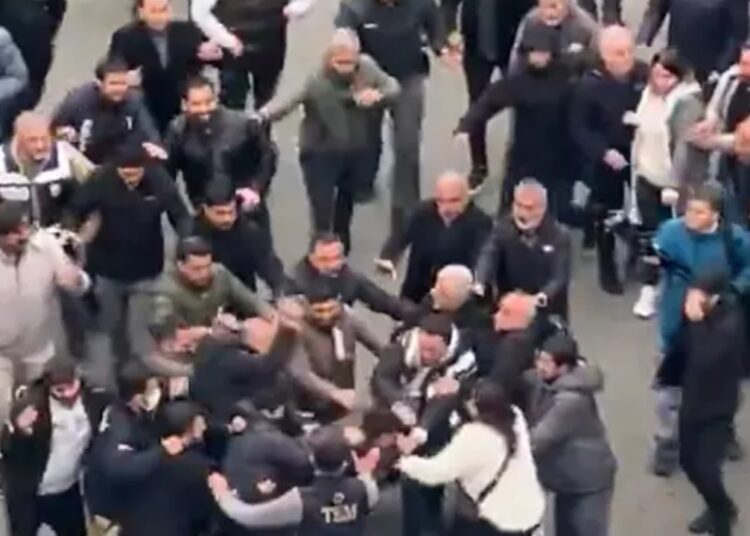 Kayyım atanan Batman Belediyesi önünde meydan kavgası 1 Kayyım atanan Batman Belediyesi önünde meydan kavgası