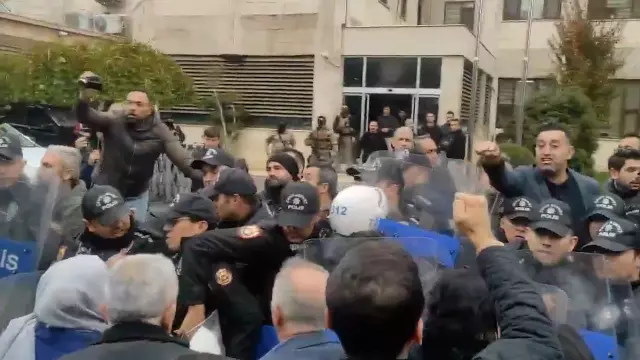 Kayyım atanan Batman Belediyesi önünde meydan kavgası 6 Kayyım atanan Batman Belediyesi önünde meydan kavgası