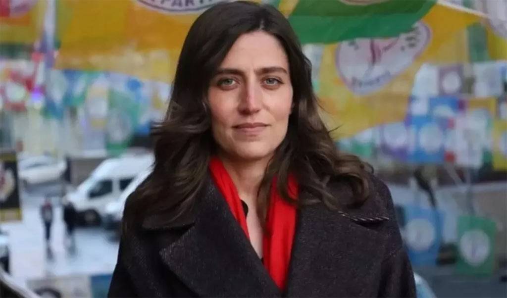 Kayyım atanan Batman Belediyesi önünde meydan kavgası 2 Kayyım atanan Batman Belediyesi önünde meydan kavgası