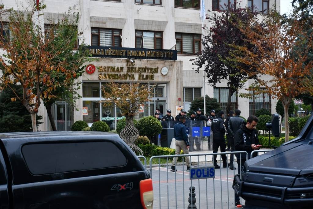 Kayyım atanan Batman Belediyesi önünde meydan kavgası 4 Kayyım atanan Batman Belediyesi önünde meydan kavgası