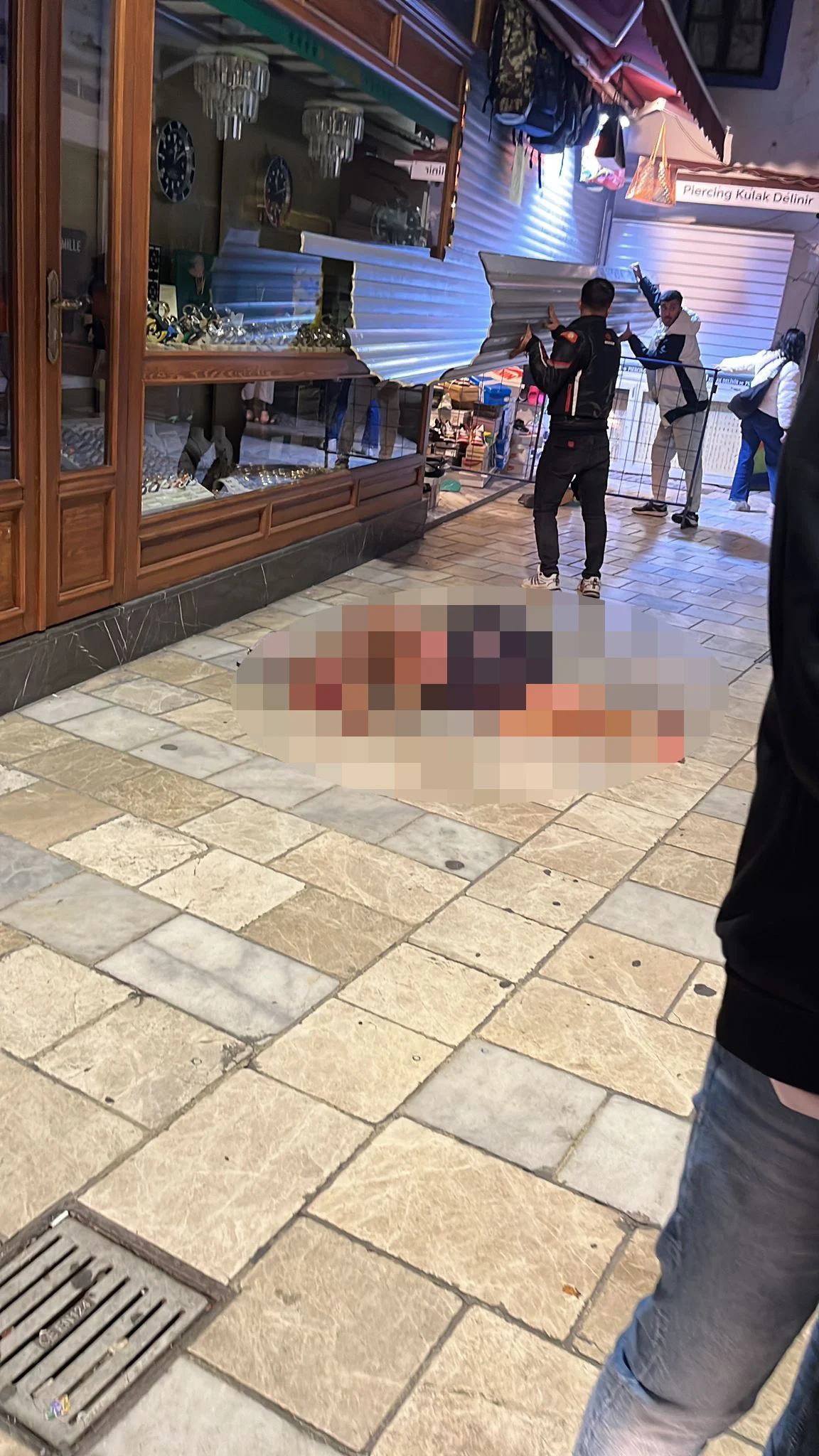 Toplum nereye gidiyor? Öz ağabeyini dükkanda benzin döküp yakarak öldürdü 3 Toplum nereye gidiyor? Öz ağabeyini dükkanda benzin döküp yakarak öldürdü