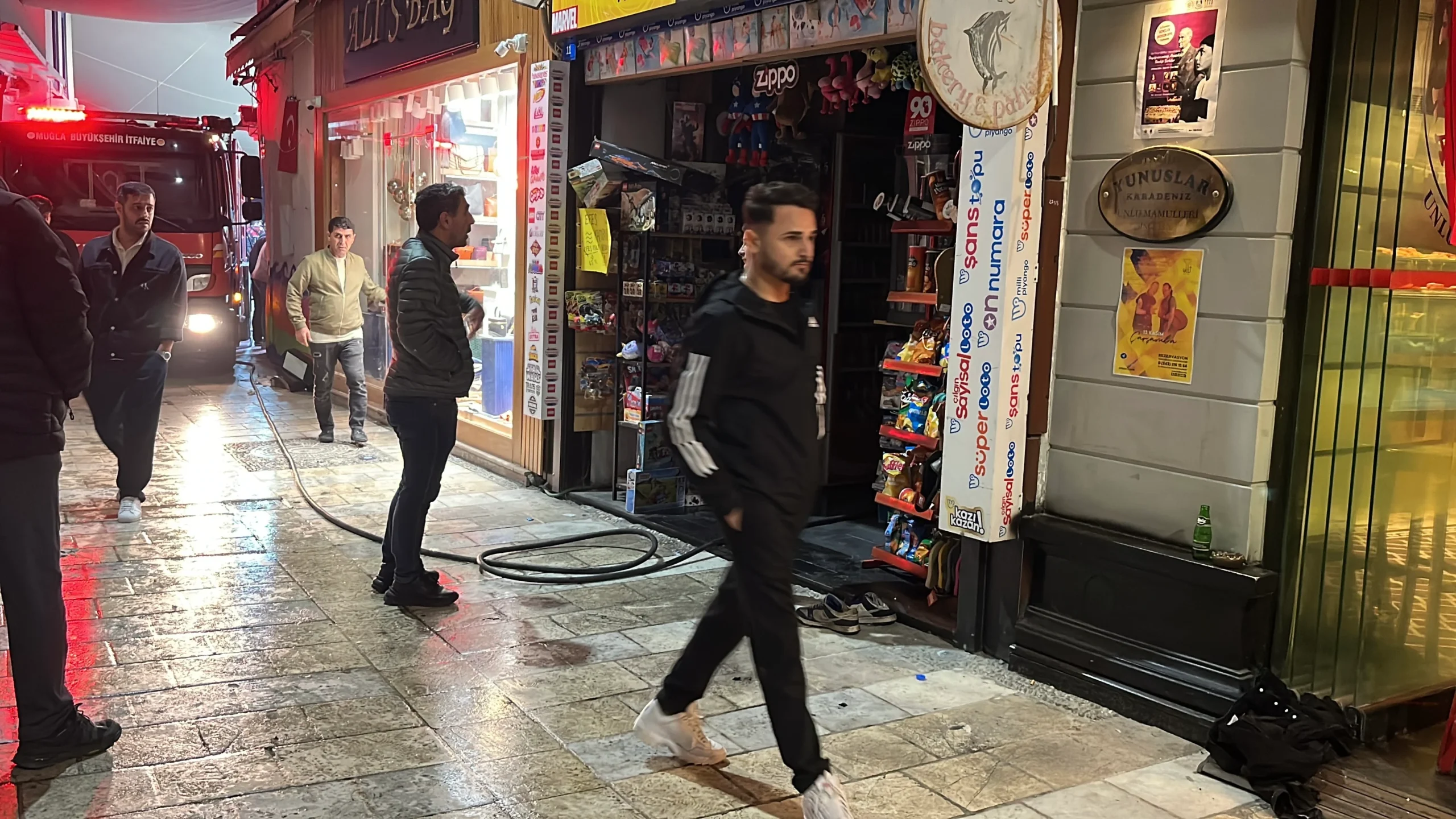 Toplum nereye gidiyor? Öz ağabeyini dükkanda benzin döküp yakarak öldürdü 4 Toplum nereye gidiyor? Öz ağabeyini dükkanda benzin döküp yakarak öldürdü