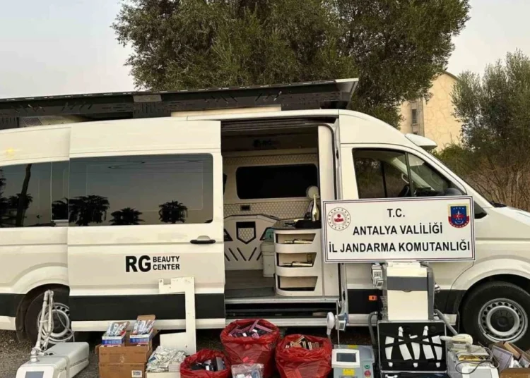 Mobil botoksçu! VIP araçla botoks yapan sahte doktor yakalandı 1 Mobil botoksçu! VIP araçla botoks yapan sahte doktor yakalandı