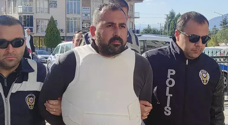 Burdur'da dehşet! Yan masadan kalkıp husumetlisini vurup öldürdü 4 Burdur'da dehşet! Yan masadan kalkıp husumetlisini vurup öldürdü