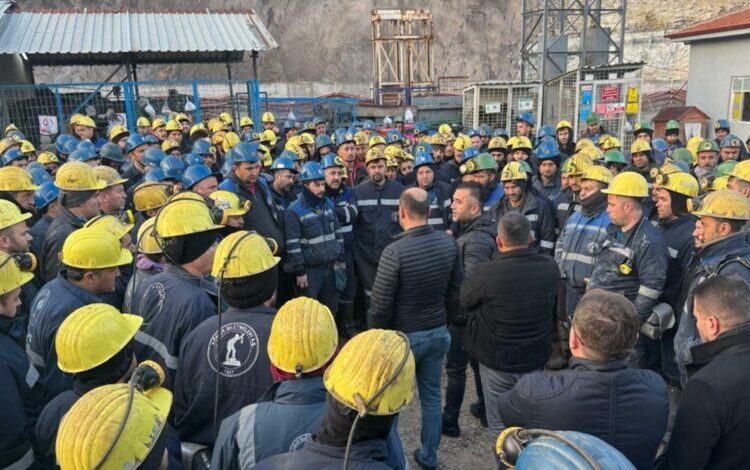 Özelleştirme karanına tepki! 500 madenci kendini yer altına kapattı 1 Özelleştirme karanına tepki! 500 madenci kendini yer altına kapattı