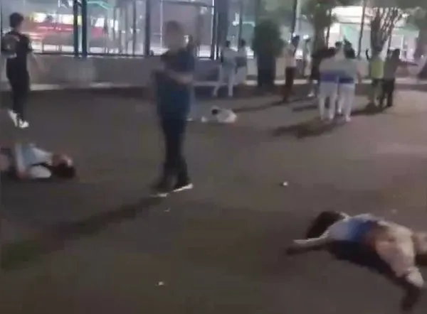 Çin'de 'boşandığı için üzgün olan' bir kişi arabasını kalabalığa sürdü: En az 35 ölü 3 Çin'de 'boşandığı için üzgün olan' bir kişi arabasını kalabalığa sürdü: En az 35 ölü