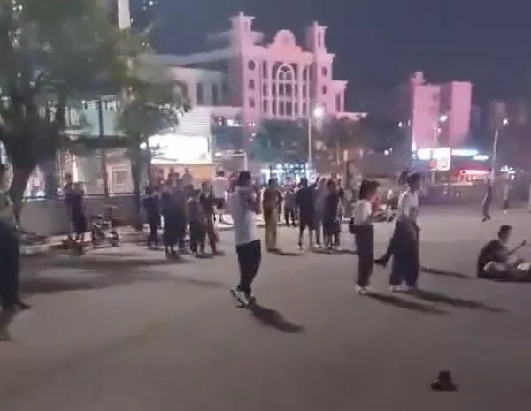 Çin'de 'boşandığı için üzgün olan' bir kişi arabasını kalabalığa sürdü: En az 35 ölü 6 Çin'de 'boşandığı için üzgün olan' bir kişi arabasını kalabalığa sürdü: En az 35 ölü