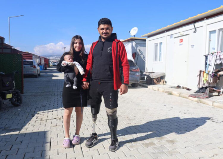 Depremde 2 bacağını kaybetti, protez bacakları ile hayata yeniden tutundu 1 Depremde 2 bacağını kaybetti, protez bacakları ile hayata yeniden tutundu