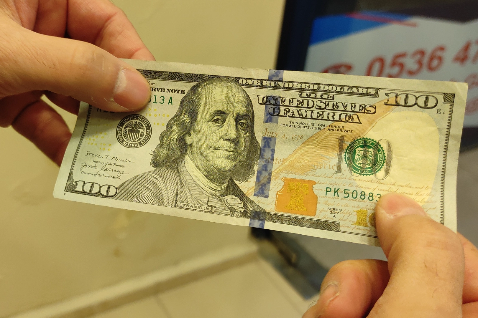 Kalpazanlar iş başında: Sahte dolarlar para sayma makinesinde bile anlaşılmıyor 4 Kalpazanlar iş başında: Sahte dolarlar para sayma makinesinde bile anlaşılmıyor