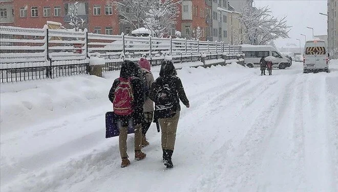 Yoğun kar nedeniyle 26 ilde eğitime ara verildi 1 Kar tatili: 19 ilde eğitime 1 gün ara verildi