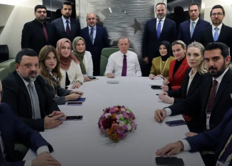 Saymaz ve Çakır arasında Cumhurbaşkanlığı uçağında gazetecilere 'soru yasağı' atışması 1 Saymaz ve Çakır arasında Cumhurbaşkanlığı uçağında gazetecilere ‘soru yasağı’ atışması