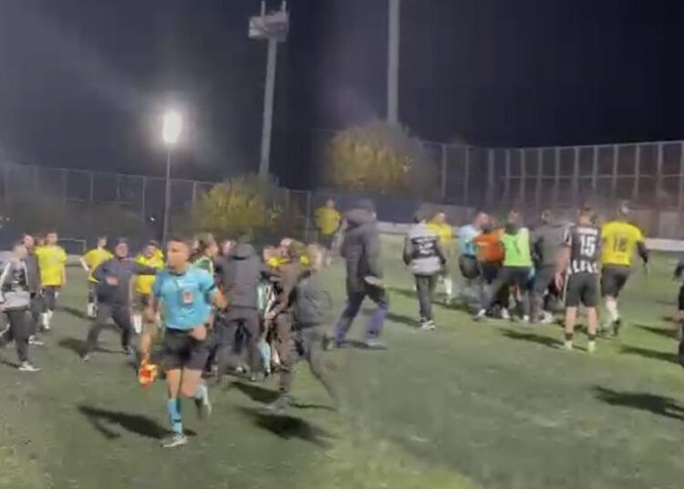 Hakeme saldıran futbolcu tutuklandı 1 Hakeme saldıran futbolcu tutuklandı