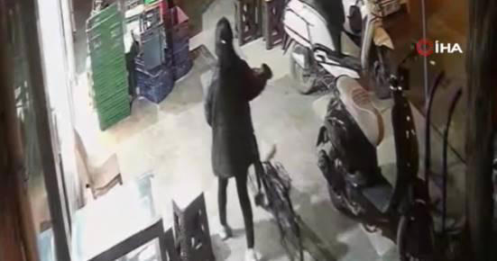 ‘Üşüdüm’ diyen kadını gece vakti dükkana aldı, neye uğradığını şaşırdı