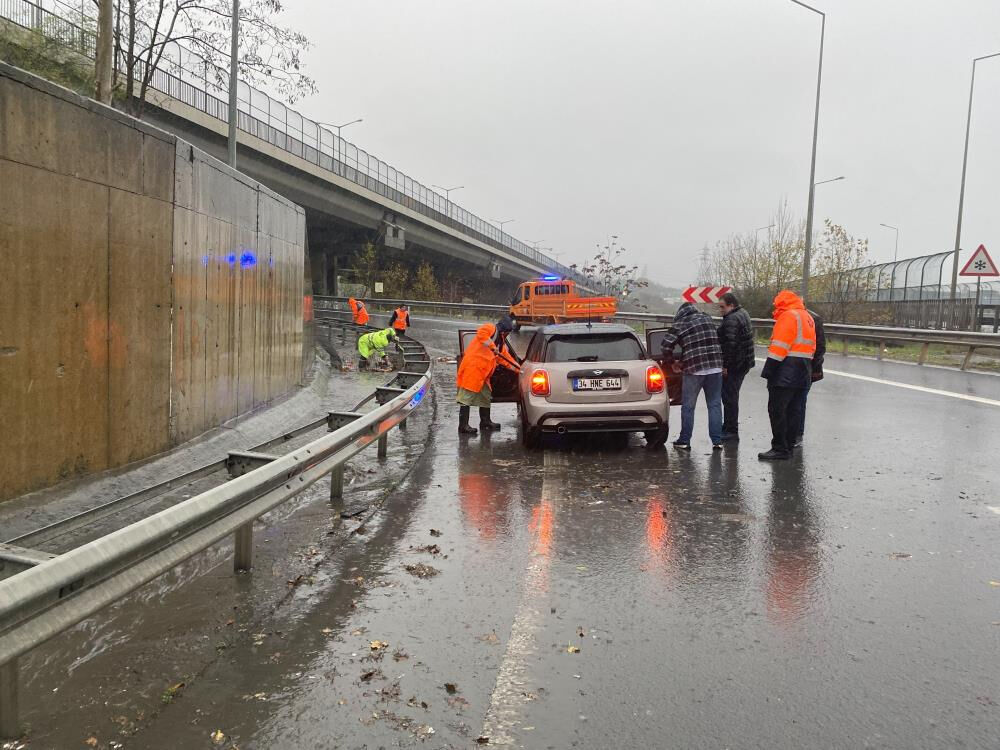 İstanbul'da şiddetli fırtına; uçaklar havada kaldı, çatılar uçtu