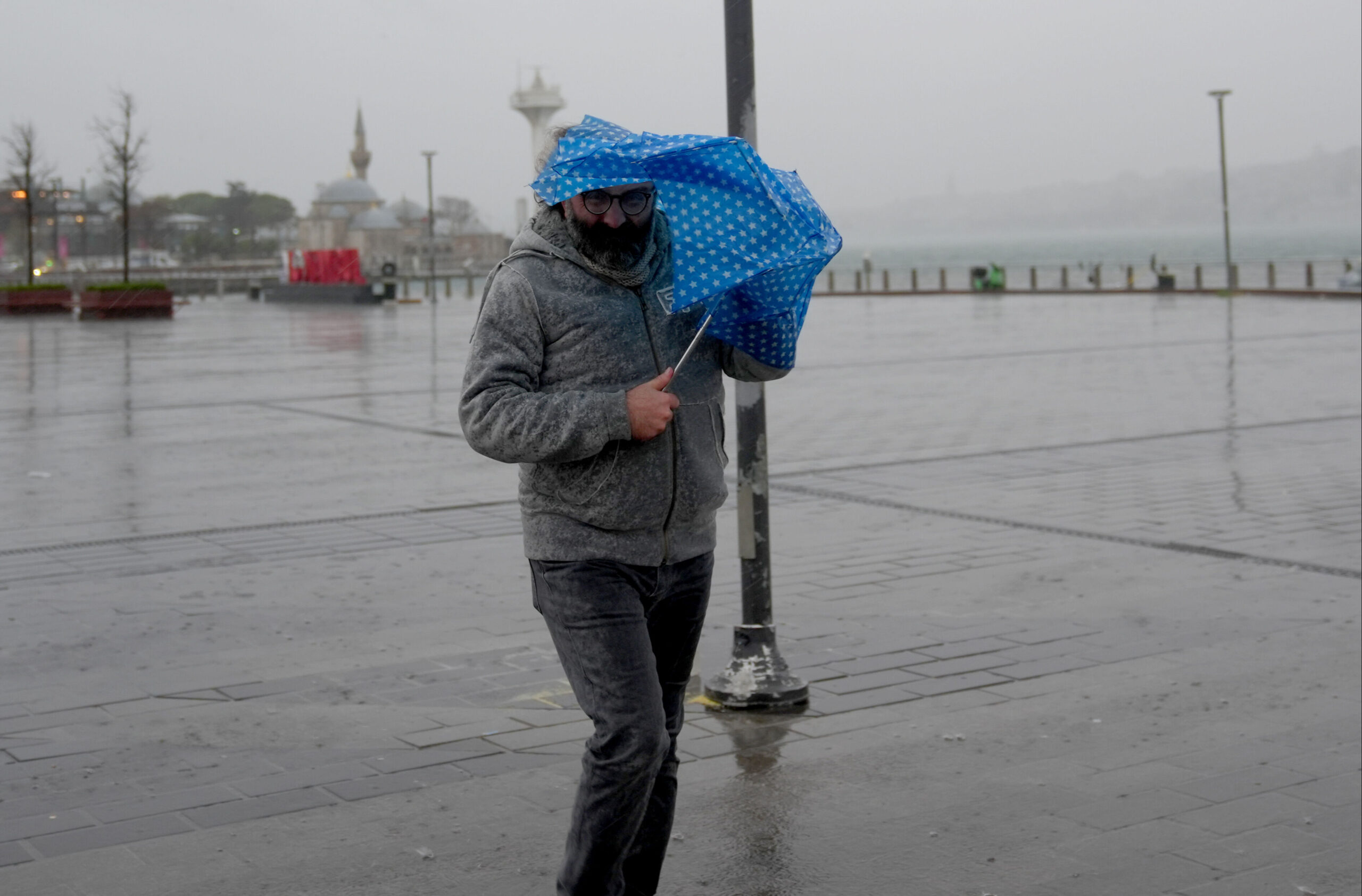 İstanbul'da şiddetli fırtına; uçaklar havada kaldı, çatılar uçtu