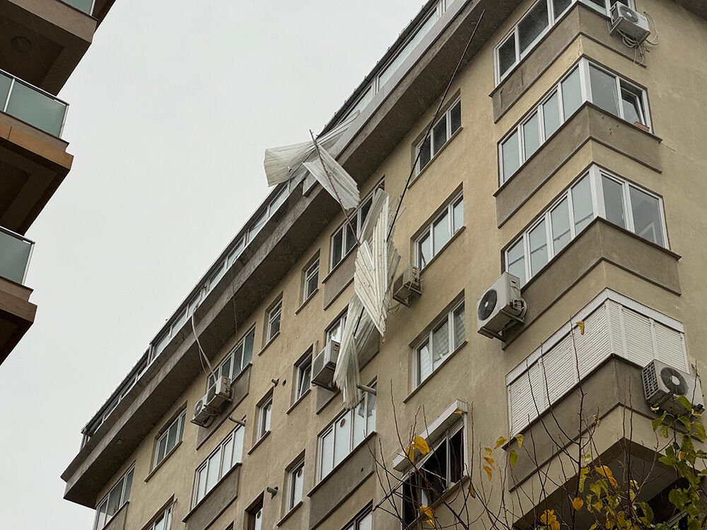 İstanbul'da şiddetli fırtına; uçaklar havada kaldı, çatılar uçtu