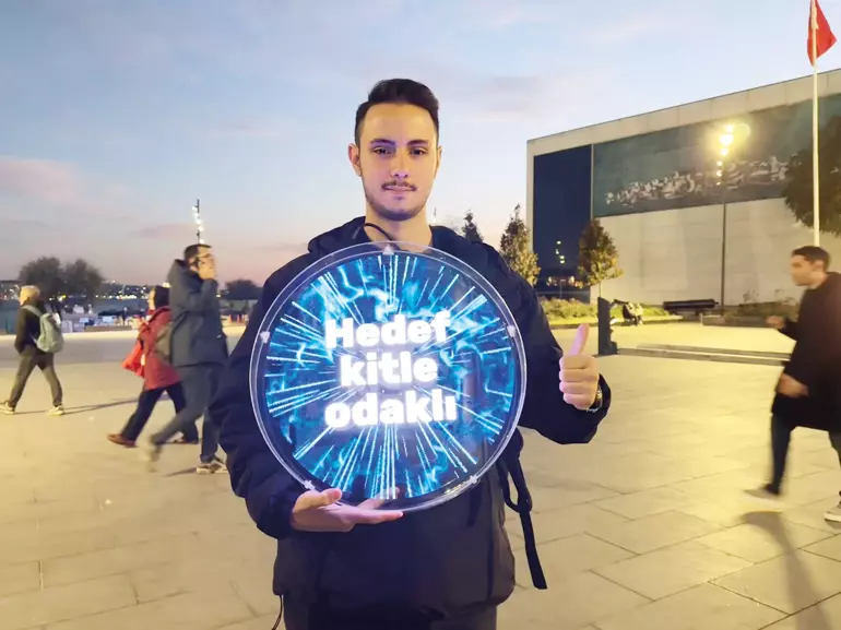 Reklam panoları sırta kadar indi 5 Reklam panoları sırta kadar indi