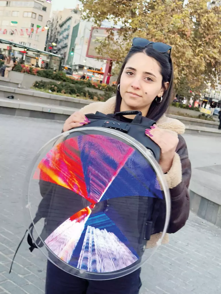 Reklam panoları sırta kadar indi 2 Reklam panoları sırta kadar indi