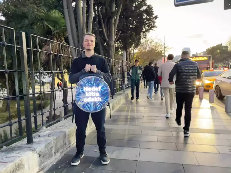 Reklam panoları sırta kadar indi 4 Reklam panoları sırta kadar indi