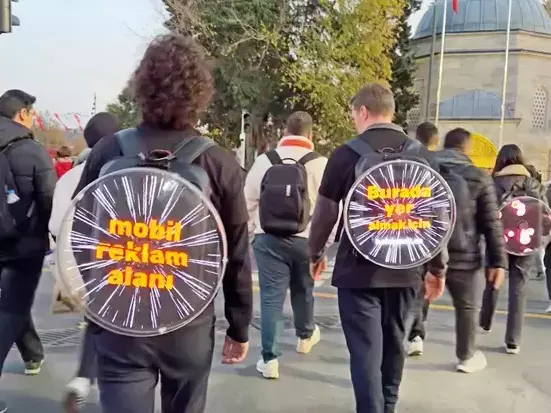 Reklam panoları sırta kadar indi 1 Reklam panoları sırta kadar indi