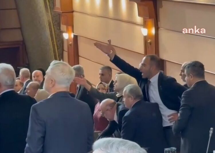 İBB Meclisi'nde kavga: CHP'li ve AK Partili üyeler birbirine girdi 1 İBB Meclisi’nde kavga: CHP’li ve AK Partili üyeler birbirine girdi