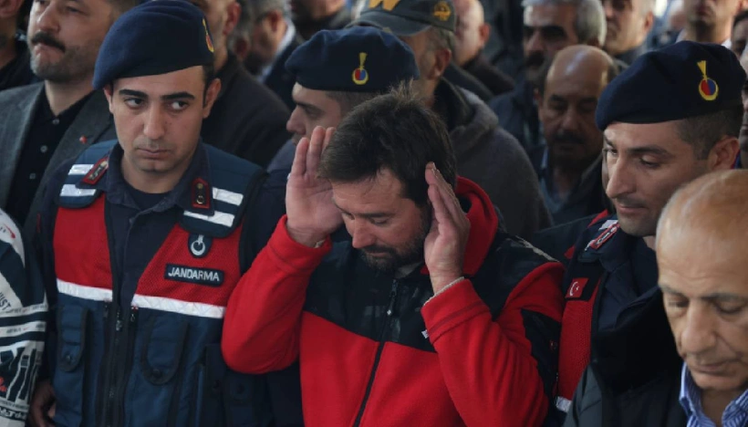 Yangında hayatını kaybeden 5 kardeşe veda! Tutuklu baba da cenazeye katıldı