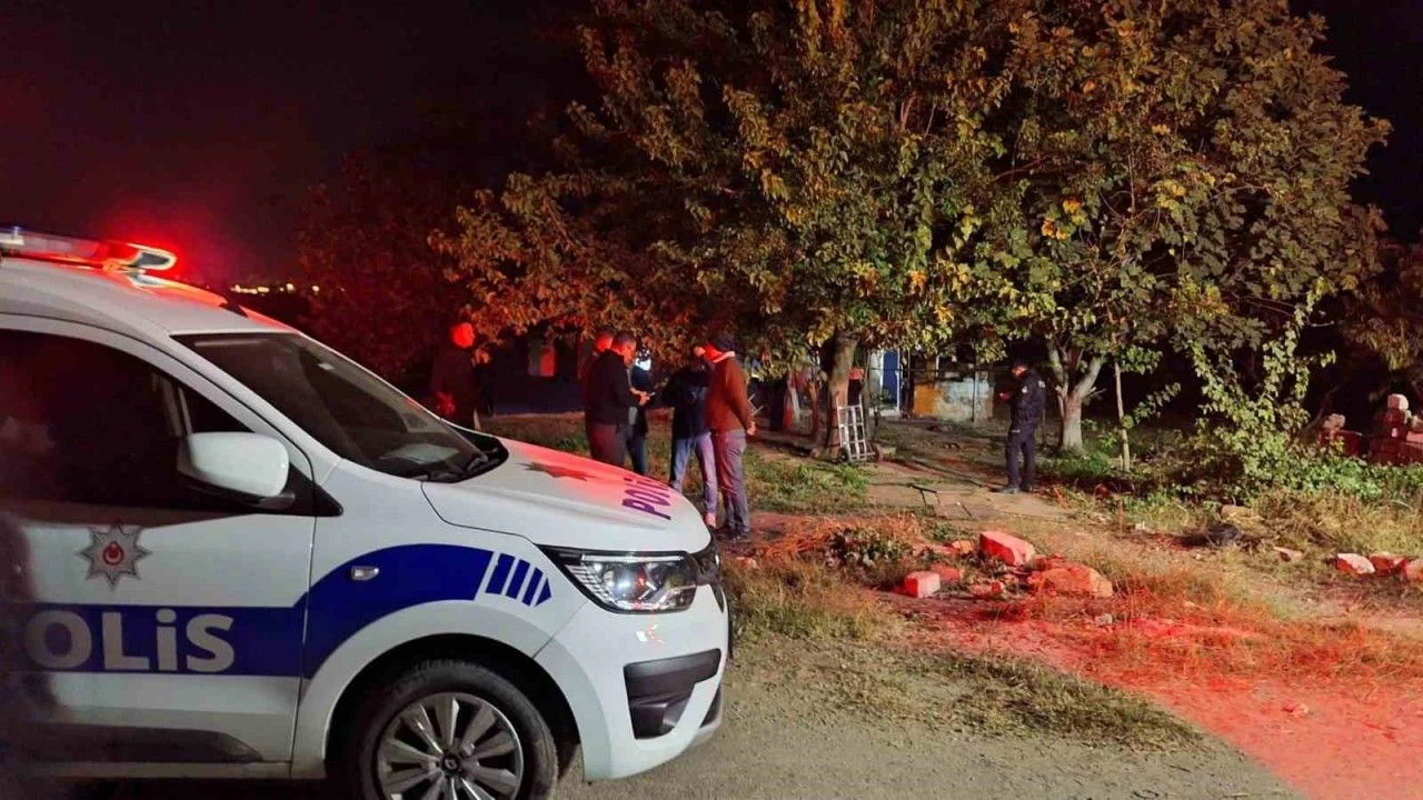 İzmir'de facia: Anne hurda toplamaya gitti, 5 kardeş yangında öldü 3 İzmir'de facia: Anne hurda toplamaya gitti, 5 kardeş yangında öldü