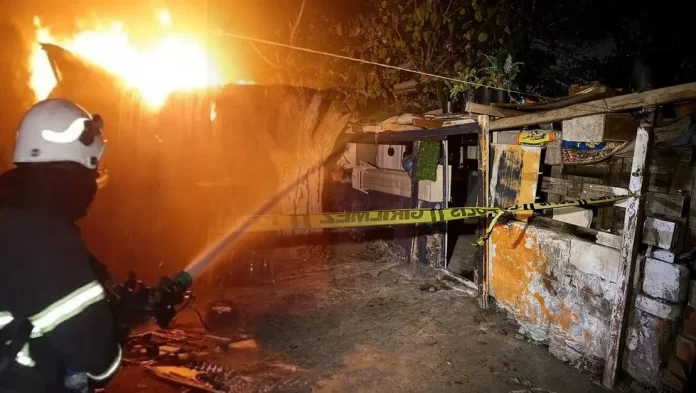 İzmir'de facia: Anne hurda toplamaya gitti, 5 kardeş yangında öldü 1 İzmir’de facia: Anne hurda toplamaya gitti, 5 kardeş yangında öldü