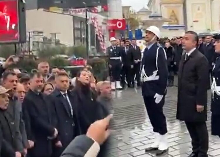 10 Kasım törenine 'belediye başkanı' ünvanıyla katılan kayyıma soğuk duş: Yuhalandı 1 10 Kasım törenine ‘belediye başkanı’ ünvanıyla katılan kayyıma soğuk duş: Yuhalandı