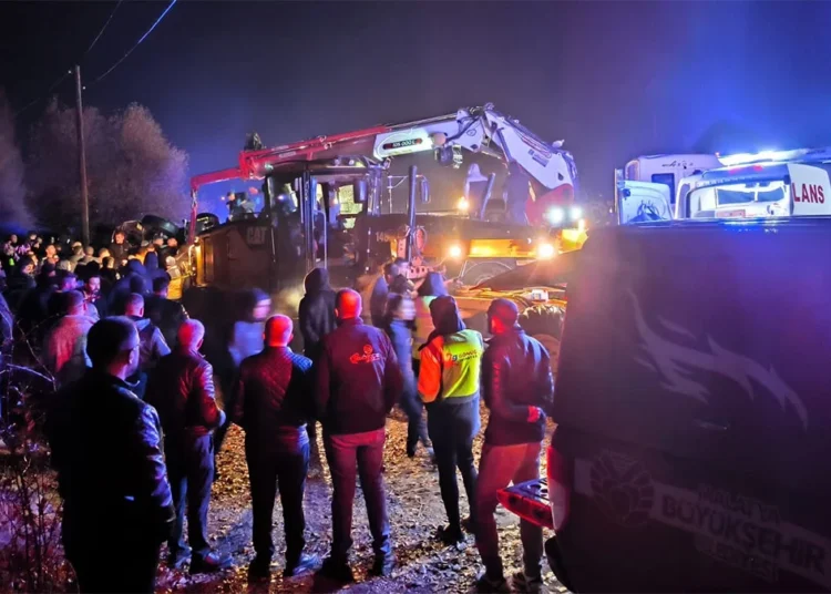 Kazaya müdahale etmeye çalışan 2 polis TIR'ın altında kaldı: 1 şehit, 1 yaralı 1 Kazaya müdahale etmeye çalışan 2 polis TIR’ın altında kaldı: 1 şehit, 1 yaralı