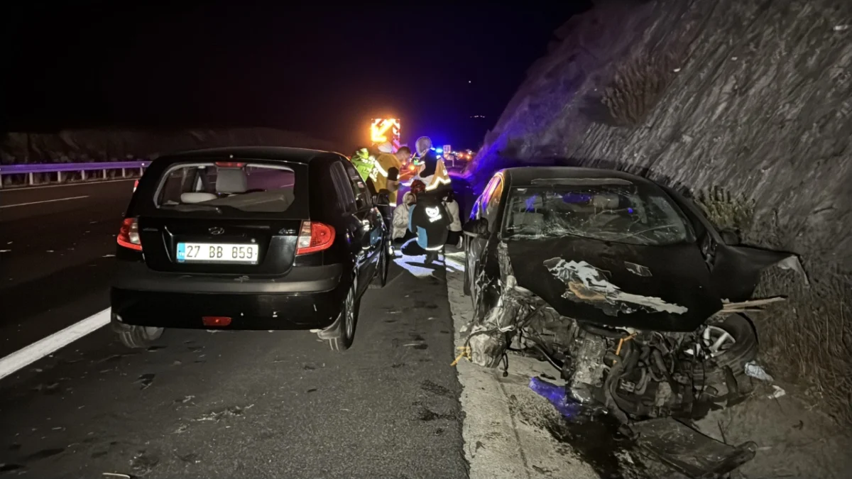 TIR’dan otoyola düşen tomruklar 5 aracı biçti: 1 ölü 9 yaralı 2 TIR’dan otoyola düşen tomruklar 5 aracı biçti: 1 ölü 9 yaralı