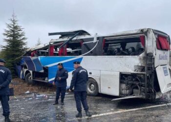 Eskişehir’de yolcu otobüsü devrildi: 1 ölü, 30 yaralı