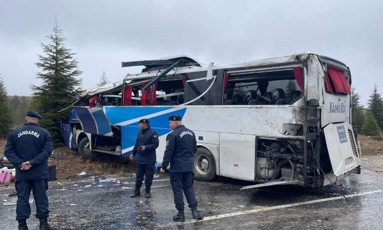 Eskişehir’de yolcu otobüsü devrildi: 1 ölü, 30 yaralı