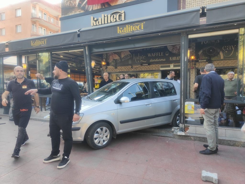 Yaşlı sürücü geri manevra yaparken kafeye daldı: 1’i ağır, 4 yaralı 6 Yaşlı sürücü geri manevra yaparken kafeye daldı: 1’i ağır, 4 yaralı
