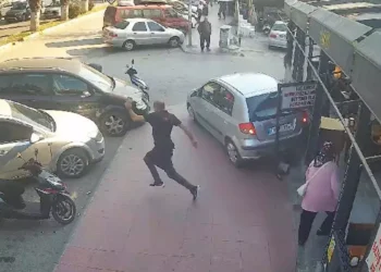 Yaşlı sürücü geri manevra yaparken kafeye daldı: 1’i ağır, 4 yaralı