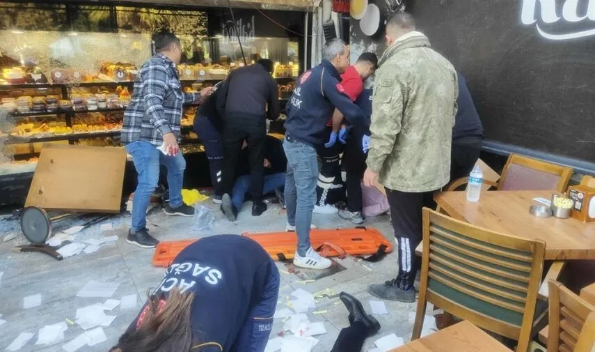 Yaşlı sürücü geri manevra yaparken kafeye daldı: 1’i ağır, 4 yaralı