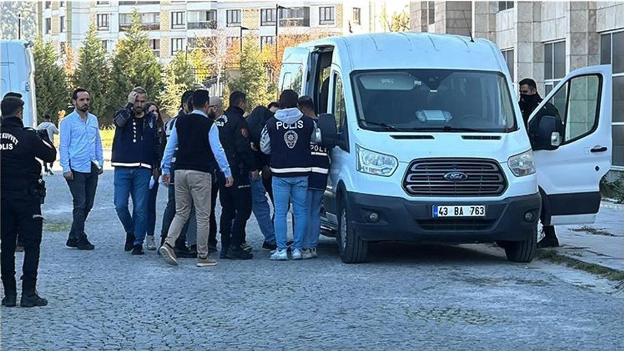 Fuhuş için kullanılan masaj salonunda, prize yerleştirilmiş gizli kamera çıktı 4 Fuhuş için kullanılan masaj salonunda, prize yerleştirilmiş gizli kamera çıktı