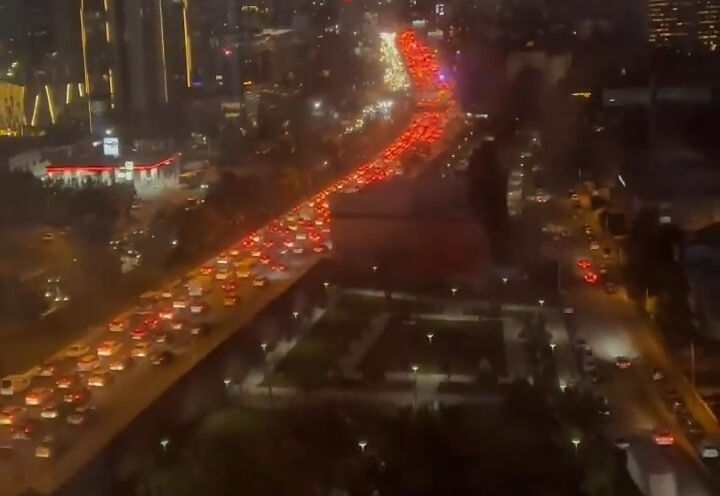 Mansur Yavaş’a göre fazla yol yapmak trafiği daha çok tıkıyor! 5 Mansur Yavaş’a göre fazla yol yapmak trafiği daha çok tıkıyor!